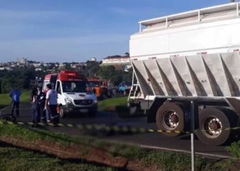Ciclista morre após se desequilibrar, cair e ser atropelada por caminhão no PR