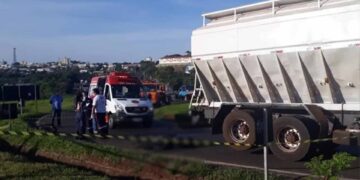 Ciclista morre após se desequilibrar, cair e ser atropelada por caminhão no PR
