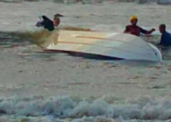 Embarcação vira após ser atingida por onda, na saída do rio Mampituba, entre Torres e Passo de Torres