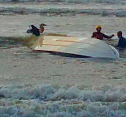 Embarcação vira após ser atingida por onda, na saída do rio Mampituba, entre Torres e Passo de Torres