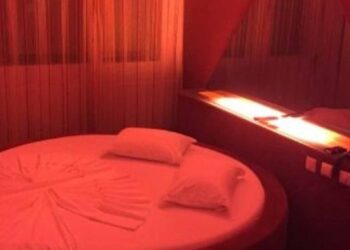 Mulher apanha de seu companheiro após ser flagrada com idoso em um motel