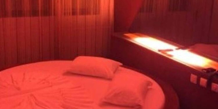 Mulher apanha de seu companheiro após ser flagrada com idoso em um motel