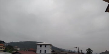 Sol aparece entre nuvens no RS neste sábado