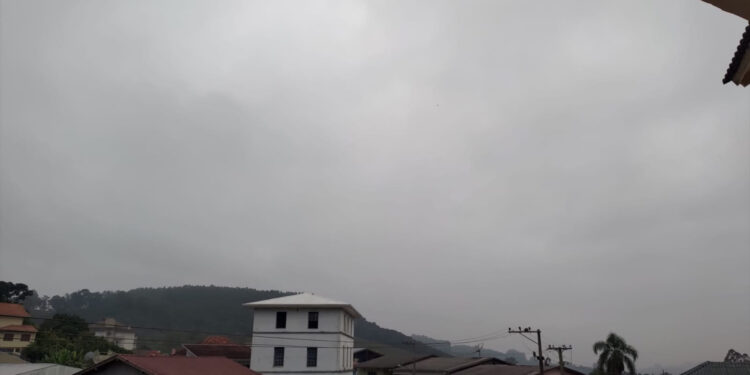 Sol aparece entre nuvens no RS neste sábado