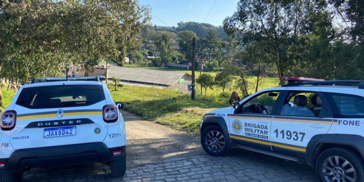 Após troca de tiros com criminosos BM recupera veículo roubado em Farroupilha