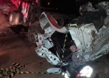 Motorista morre após caminhão colidir contra parede de pedra na ERS-122, em Flores da Cunha