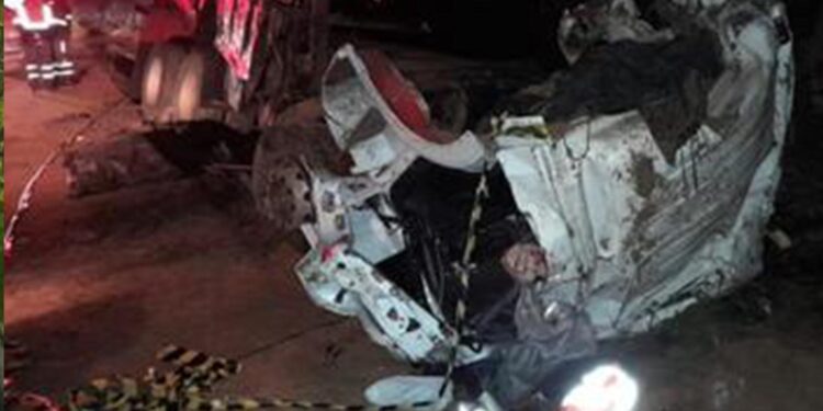 Motorista morre após caminhão colidir contra parede de pedra na ERS-122, em Flores da Cunha