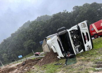 CARRETA TOMBA AO REALIZAR CURVA NO TREVO DE ACESSO À ANTÔNIO PRADO
