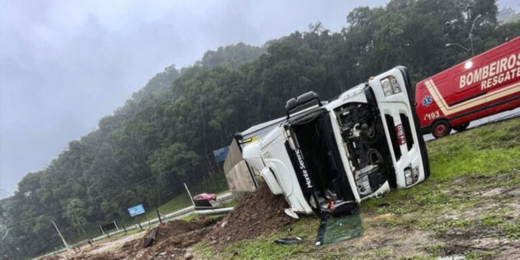 CARRETA TOMBA AO REALIZAR CURVA NO TREVO DE ACESSO À ANTÔNIO PRADO