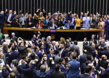 Deputados aprovam projeto que cria piso salarial da enfermagem