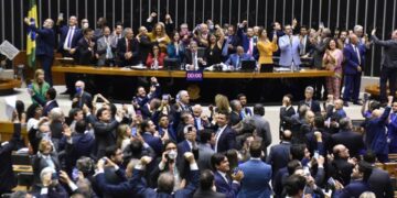 Deputados aprovam projeto que cria piso salarial da enfermagem