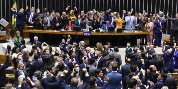 Deputados aprovam projeto que cria piso salarial da enfermagem