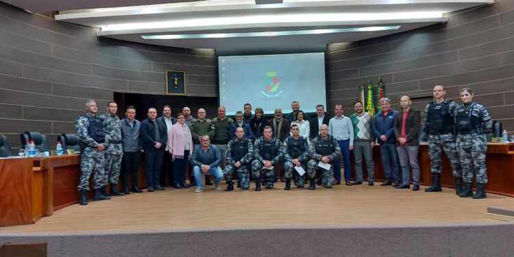 Força Tática de Farroupilha que salvou criança engasgada recebe homenagem na Câmara de Vereadores