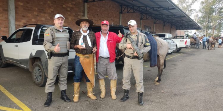 BM de Nova Roma do Sul faz o policiamento de trânsito na Cavalgada da fé