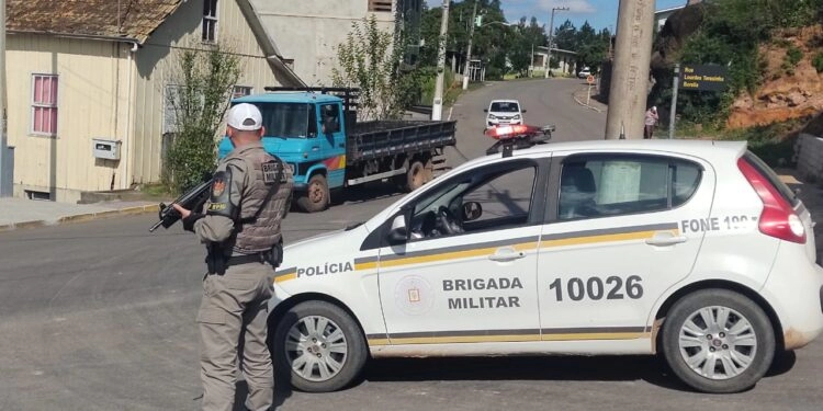 Motorista com carteira cassada é pego pela BM dirigindo em Nova Roma do Sul