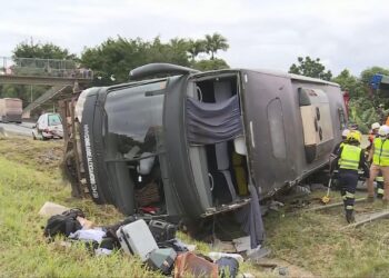 Ônibus de Conrado e Aleksandro sofre acidente em Miracatu; um dos cantores e outros 5 morreram
