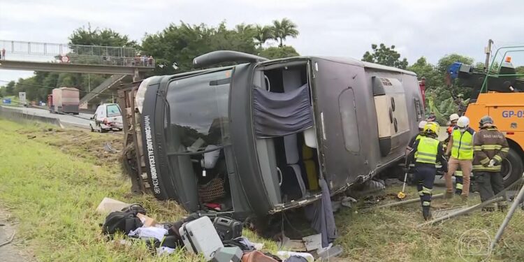Ônibus de Conrado e Aleksandro sofre acidente em Miracatu; um dos cantores e outros 5 morreram