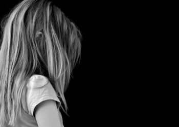 Mãe é condenada por torturar filha de 2 anos que pisou no chão enquanto ela limpava