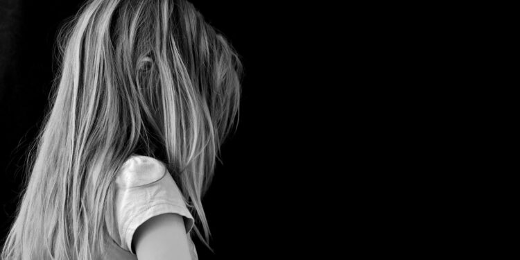 Mãe é condenada por torturar filha de 2 anos que pisou no chão enquanto ela limpava