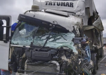 Caminhoneiro de Farroupilha sofre acidente na BR-116, em Feira de Santana na Bahia