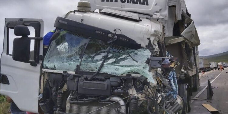 Caminhoneiro de Farroupilha sofre acidente na BR-116, em Feira de Santana na Bahia
