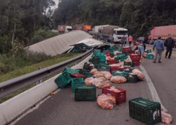 Acidente envolvendo dois caminhões deixa o trânsito lento na BR-116, em Vacaria