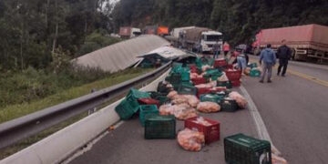 Acidente envolvendo dois caminhões deixa o trânsito lento na BR-116, em Vacaria