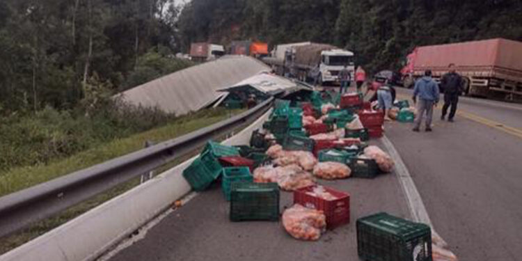 Acidente envolvendo dois caminhões deixa o trânsito lento na BR-116, em Vacaria