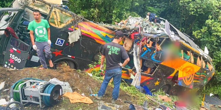 Acidente com ônibus no interior do Paraná deixa ao menos 7 mortos