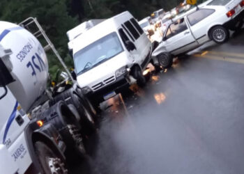 Veículo parado na pista sem sinalização causa acidente entre Caxias do Sul e Flores da Cunha