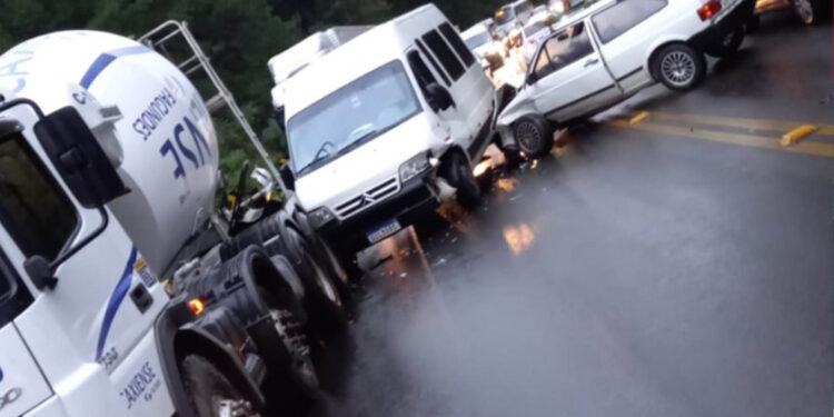 Veículo parado na pista sem sinalização causa acidente entre Caxias do Sul e Flores da Cunha