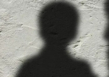 Criança autista fica 12 dias sozinha em casa com o corpo da mãe, em Minas Gerais