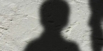 Criança autista fica 12 dias sozinha em casa com o corpo da mãe, em Minas Gerais