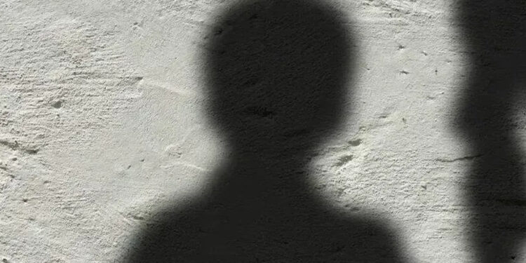 Criança autista fica 12 dias sozinha em casa com o corpo da mãe, em Minas Gerais