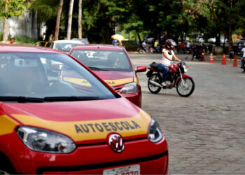 Autoescola pode deixar de ser obrigatória para emitir CNH