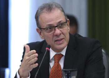 Bolsonaro exonera Ministro de Minas e Energia