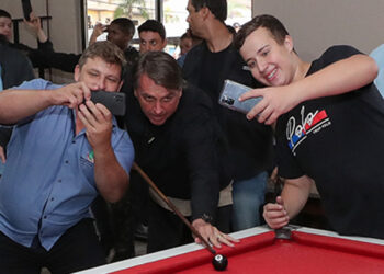 Bolsonaro chega de surpresa em Bar e joga partida de sinuca no interior do RS