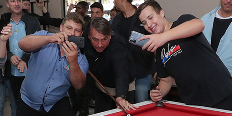 Bolsonaro chega de surpresa em Bar e joga partida de sinuca no interior do RS