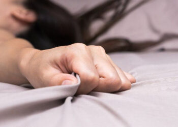 Casal esquece câmera aberta em cerimônia religiosa e transmite 45 minutos de relação sexual