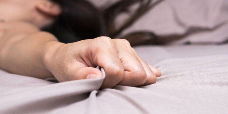 Casal esquece câmera aberta em cerimônia religiosa e transmite 45 minutos de relação sexual