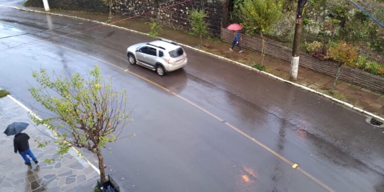 Defesa Civil do Rio Grande do Sul emite alerta para um volume maior de chuvas que chega ao Estado nesta quarta-feira