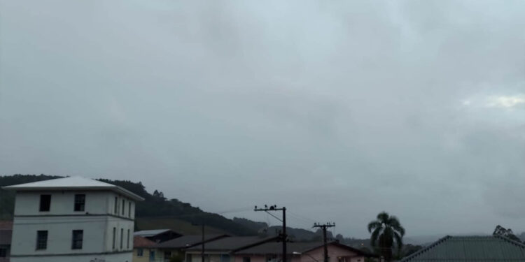 Semana de muita chuva começa com temperatura amena no RS