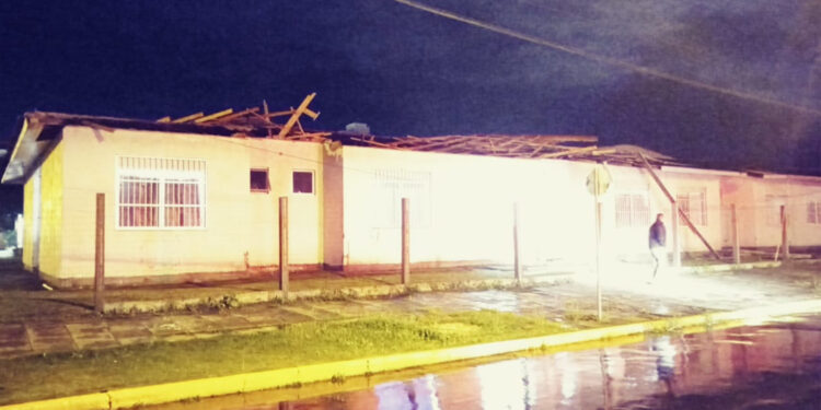 Ciclone Yakecan causa estragos no Litoral, mas se afasta do RS