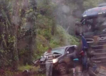 Toyota Hilux e um caminhão Scania colidem na Serra das Antas em Veranópolis