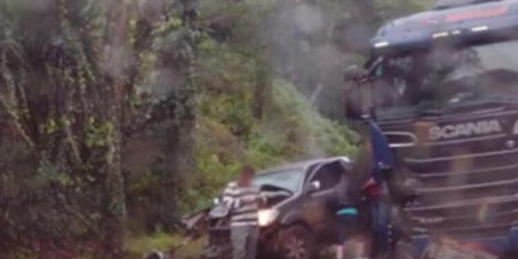 Toyota Hilux e um caminhão Scania colidem na Serra das Antas em Veranópolis