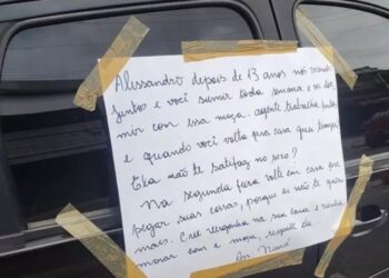 Mulher cola cartaz em carro de companheiro após descobrir traição; veja