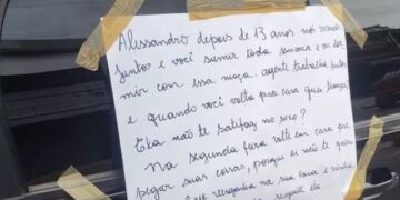 Mulher cola cartaz em carro de companheiro após descobrir traição; veja