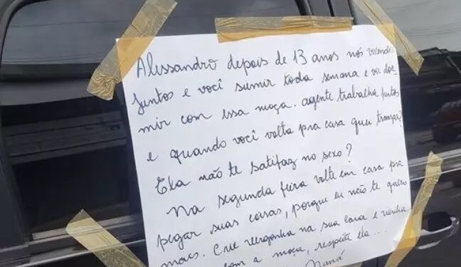 Mulher cola cartaz em carro de companheiro após descobrir traição; veja