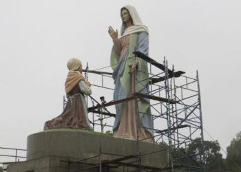 Escultura Nossa Senhora de Caravaggio da rótula da RSC-453 recebe manutenção