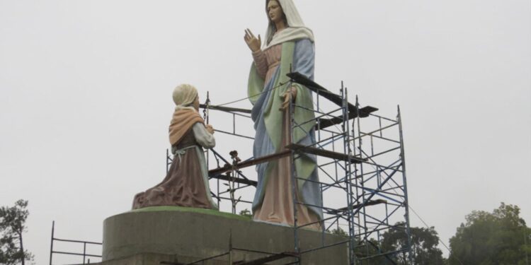 Escultura Nossa Senhora de Caravaggio da rótula da RSC-453 recebe manutenção